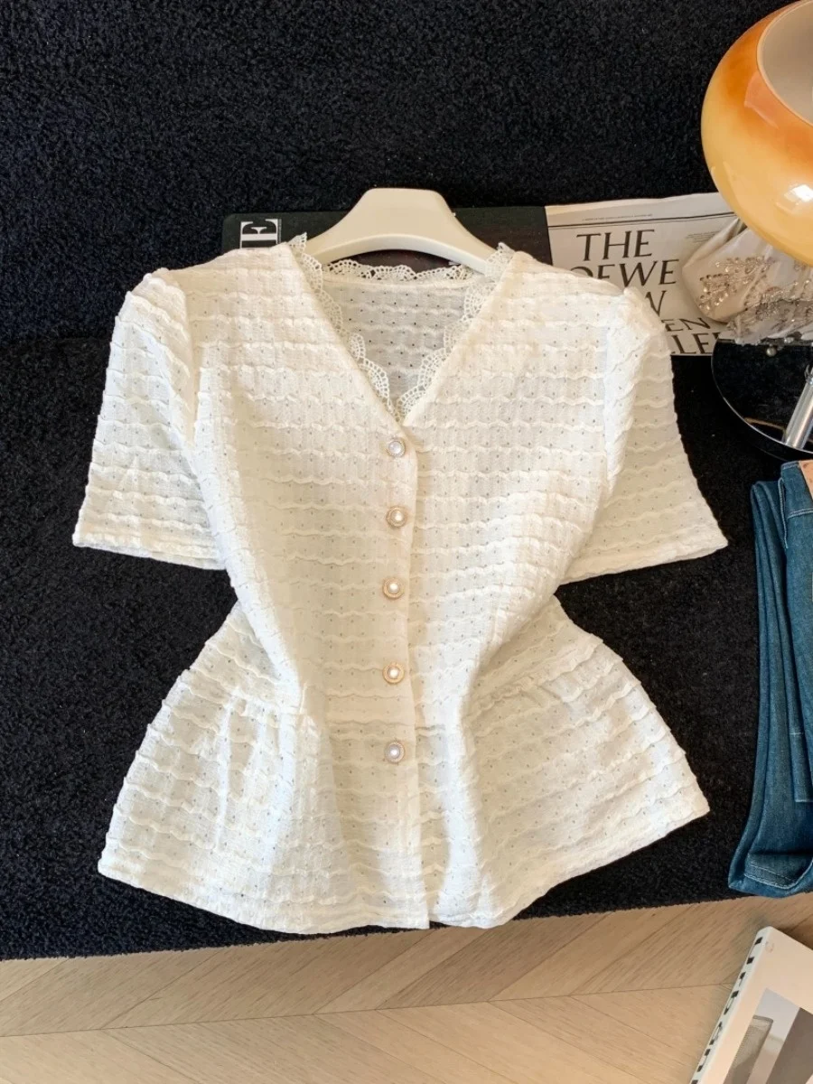 

Новая женская летняя блузка с V-образным вырезом и коротким рукавом, с кружевными вставками, на одной пуговице, уникальный красивый укороченный топ, дышащий, приятный к телу.