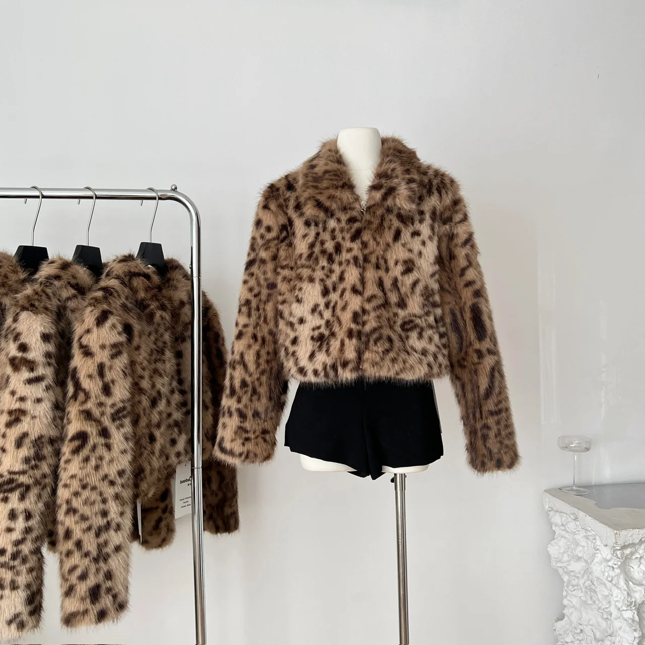 

Женская осенне-зимняя короткая куртка из искусственного меха с леопардовым принтом и длинными рукавами, женская однобортная свободная верхняя одежда с отложным воротником из искусственного меха