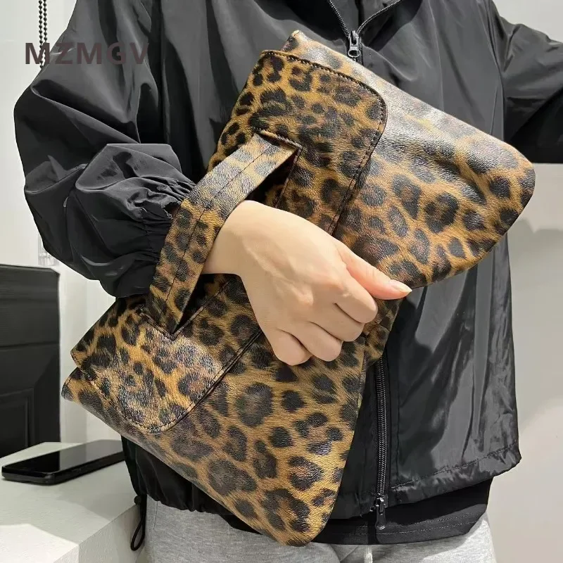 

Fashion Leopard Print PU Leather Clutch Bag Simple Commuting Large Capacity Female Messenger Bag Flip Top Laptop Handbag 2024