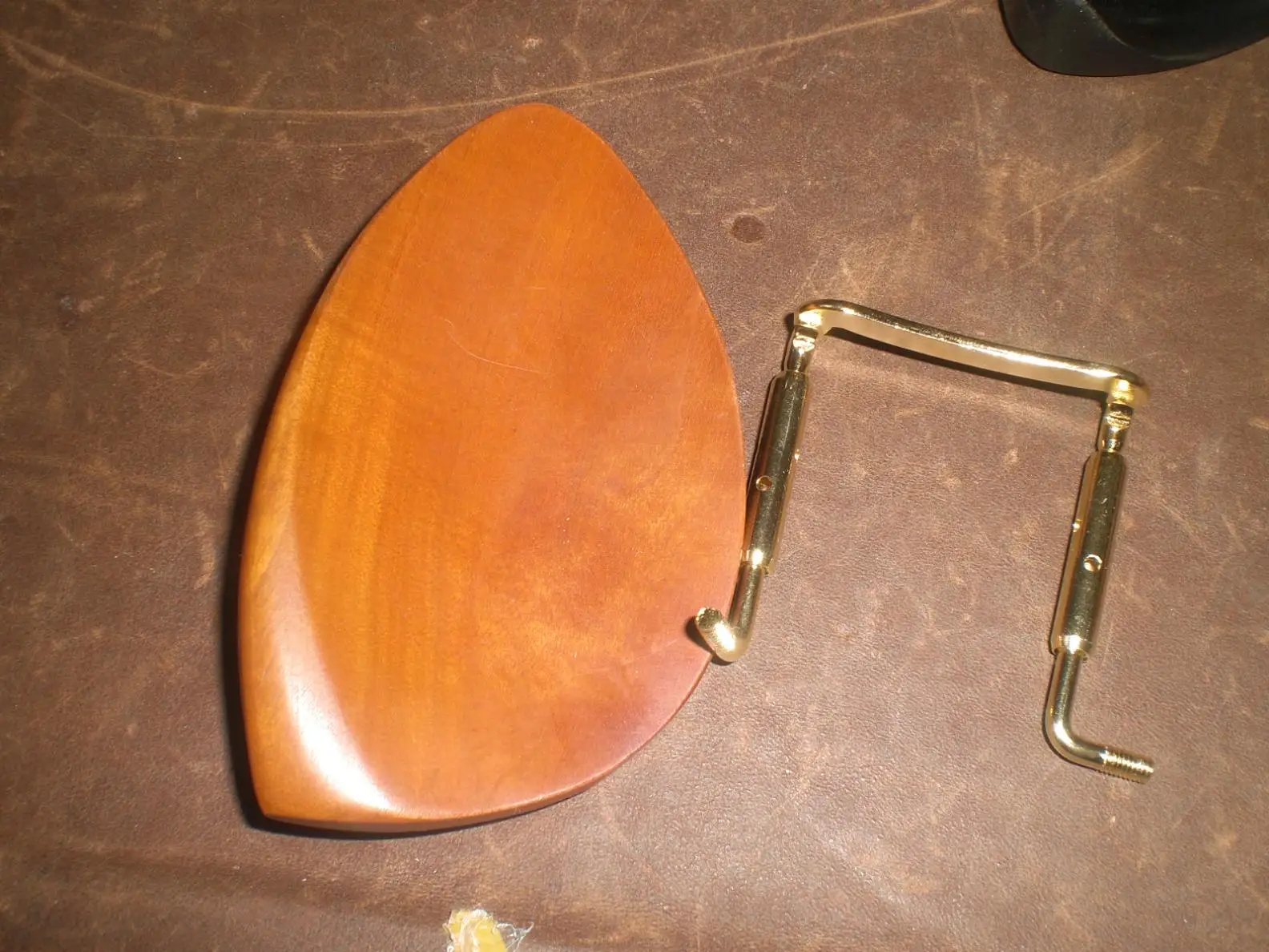 1 PC Jujube WOOD Violin Chin Rest with Chin Rest Screw All in 4/4 Without Chin Rest Holes