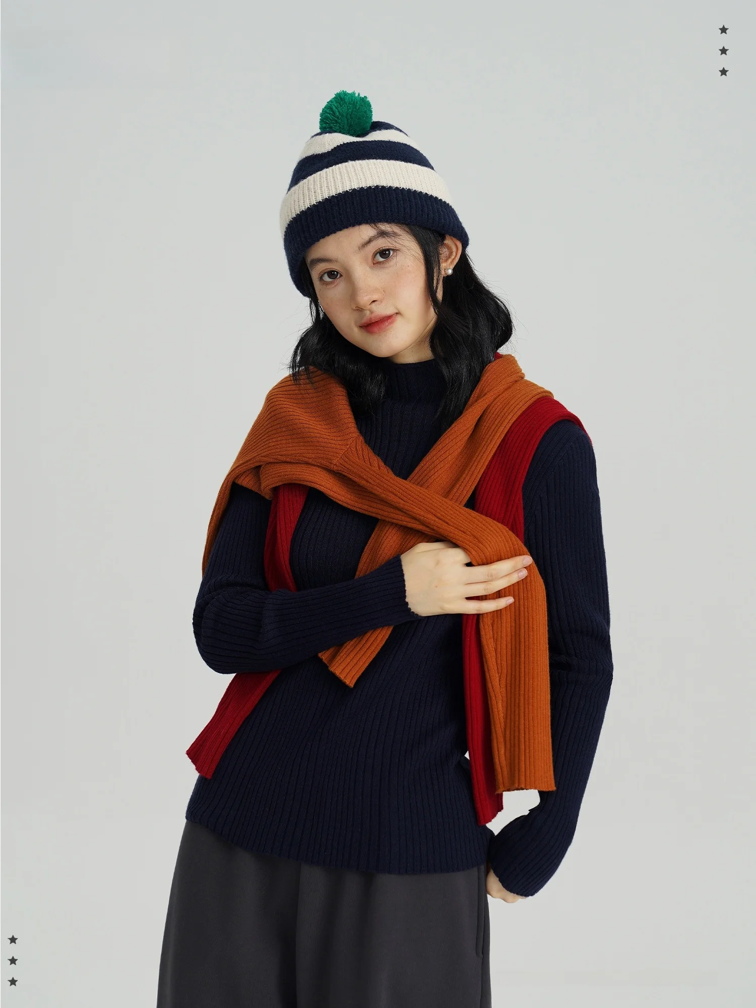 

Мягкий, приятный к телу свитер из смесовой ткани с высокой эластичностью, круглым вырезом и длинными рукавами для женщин