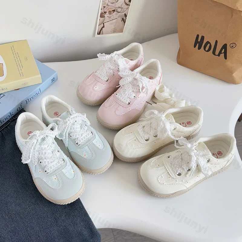 

Осенняя женская повседневная спортивная обувь с цветком 2025 года, удобная противоскользящая уличная вулканизированная обувь, модные кроссовки на шнуровке