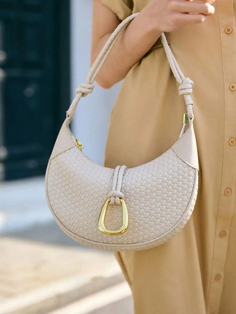 

Кремовая сумка-полумесяц с тканой текстурой, веревочным ремешком и фурнитурой золотистого цвета