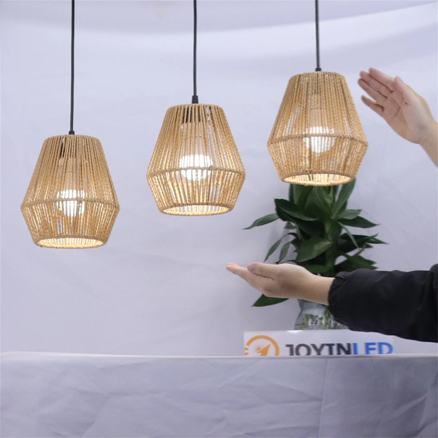 

Потолочный светильник JOYINLED с 3 лампами, имитация ротанга, 7 дюймов, ручной работы, в стиле бохо, плетеная люстра, подвесной светильник для кухни, столовой, над столом