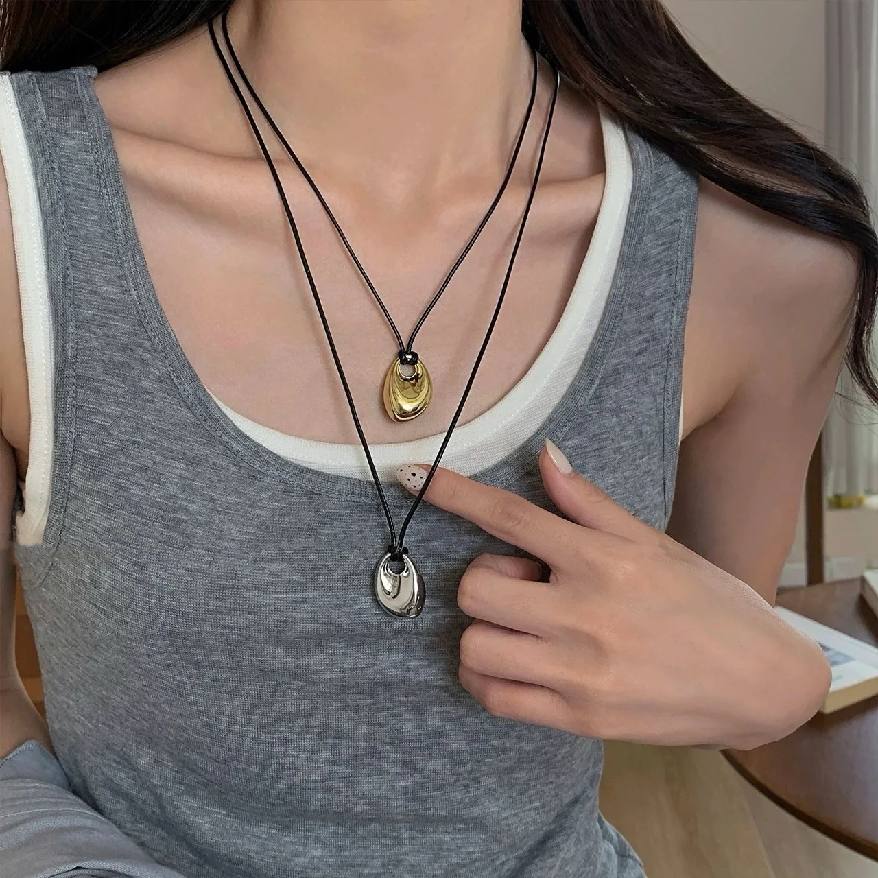 Collar de Cordón Ajustable de Cuero