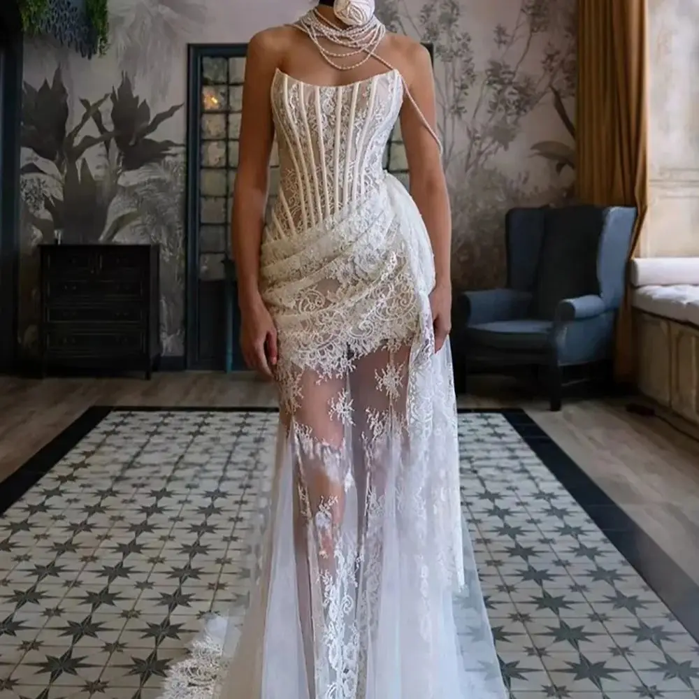 

Женское вечернее платье для торжественных мероприятий: уникальный дизайн, без бретелек, кружевное, фасон «русалка», с французским прозрачным шлейфом.