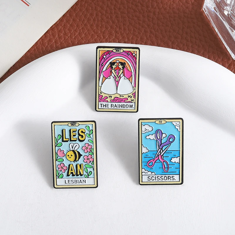 Alfileres con impresión UV para lesbianas, broche de tijeras para novias, insignia de amor con abeja de dibujos animados para niñas, mochila, Pin de solapa, accesorios, regalo para amigos