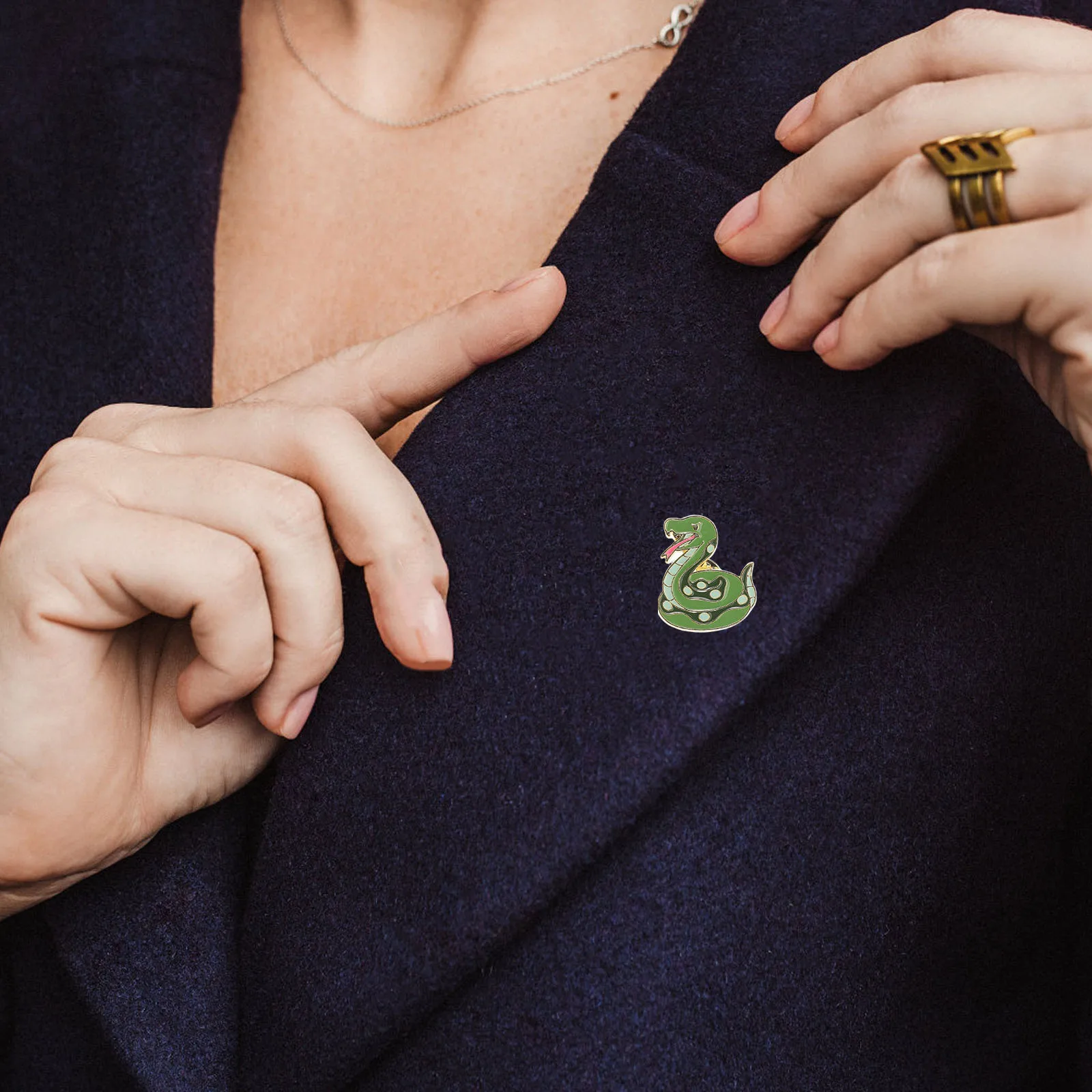 

2025 Year of The Snake Brooch Chinese Zodiac Jewelry Retro Metal Lapel Pin Elegant Vintage Animal Badge for Outfits