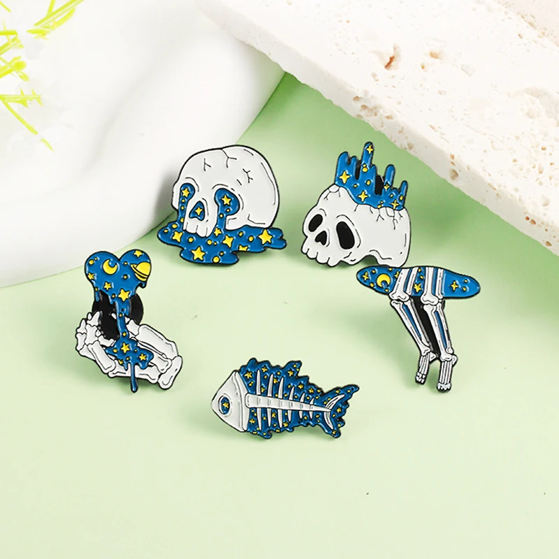 Broche en émail bleu ciel étoilé, tête de mort, squelette, os de main, jambe, cœur, revers, Badge, Punk, bijoux, vente en gros