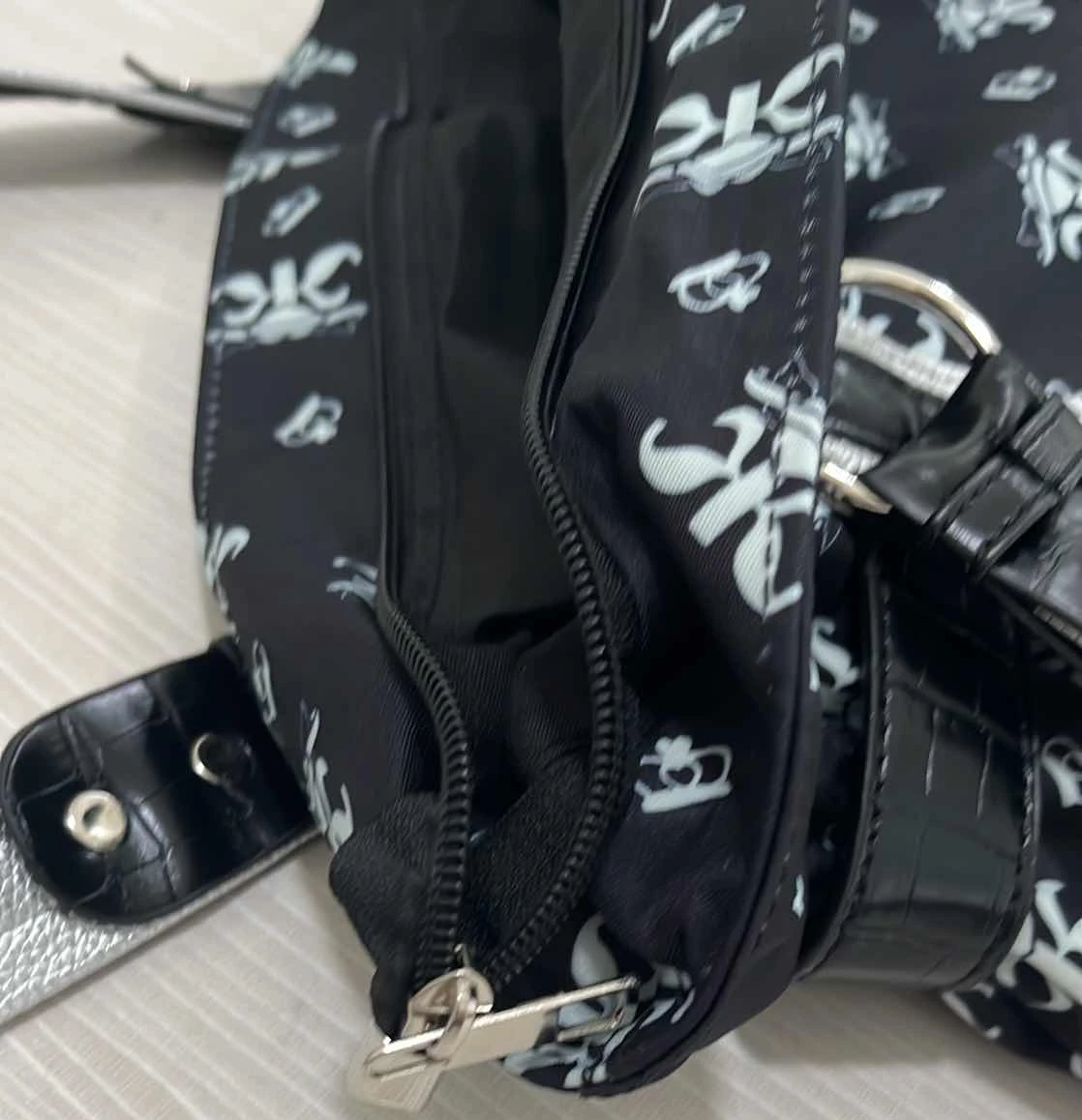 Koreanische Y2K-Style-Schultertasche, süßes, trendiges Design mit rosa Aufdruck, Damen-Tragetasche, Vintage-Nieten-Dekor, leichte, gerüschte Handtasche für den Alltag – Detail 11