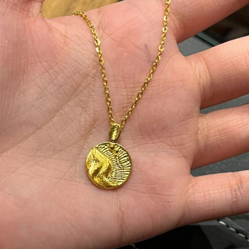 Classic circular Embossed pendant glossy light luxury and exquisite retro design collar chain unique necklace jewelry gift