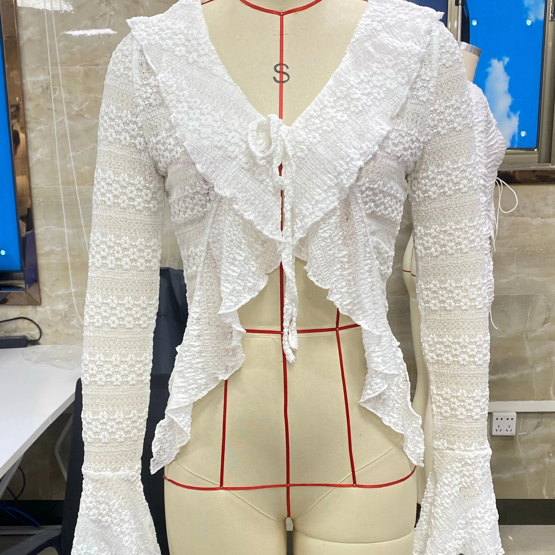 

Женская кружевная однотонная блузка с галстуком-бабочкой спереди, повседневная свободная посадка, стильная отделка с рюшами, открытая передняя часть, V-образный вырез, топы с длинными рукавами