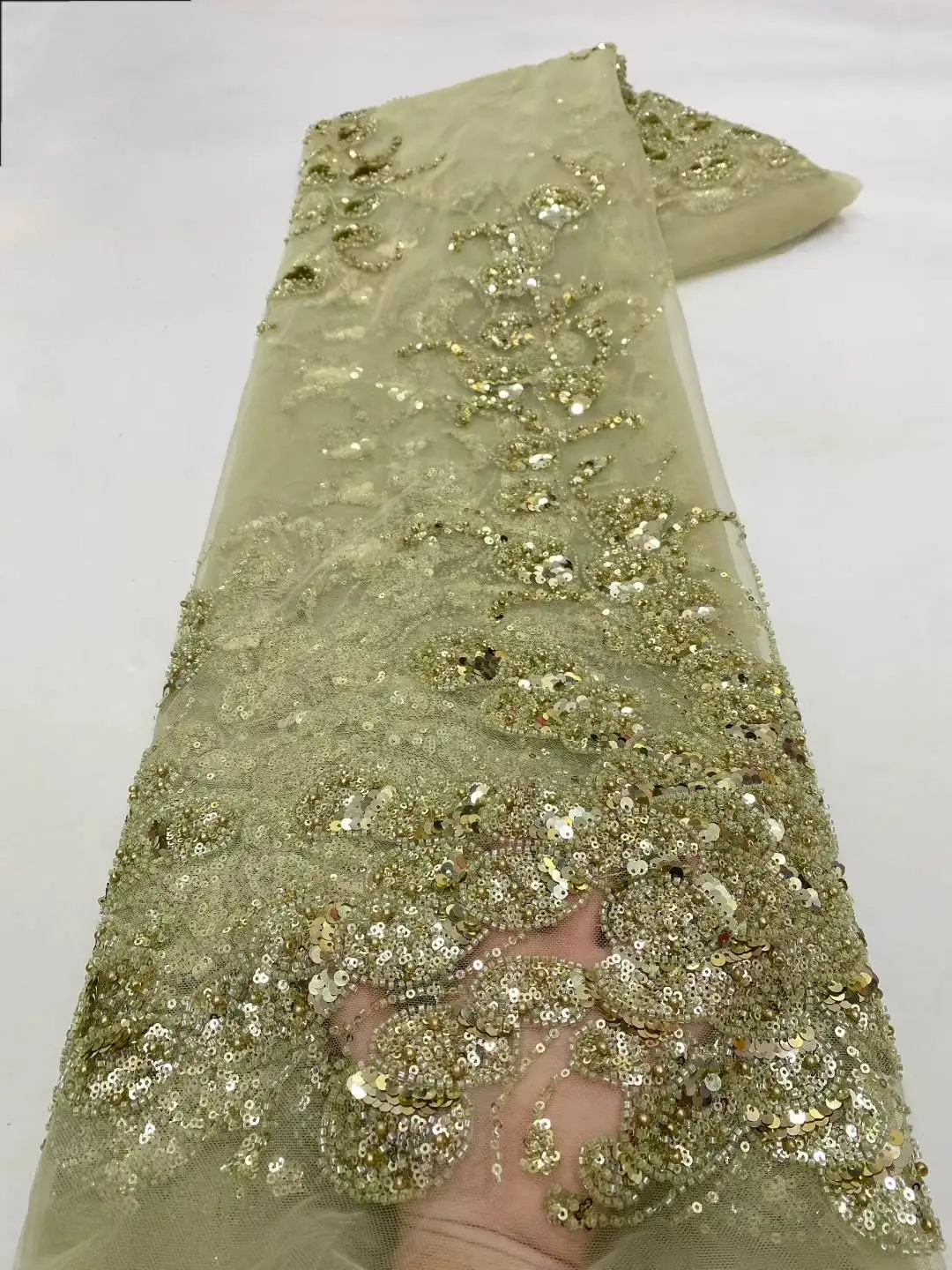 エレガントなフレンチメッシュレース生地ビーズ刺繍とスパンコール付きウェディングドレスアフリカナイジェリアビーズデザイン女性用