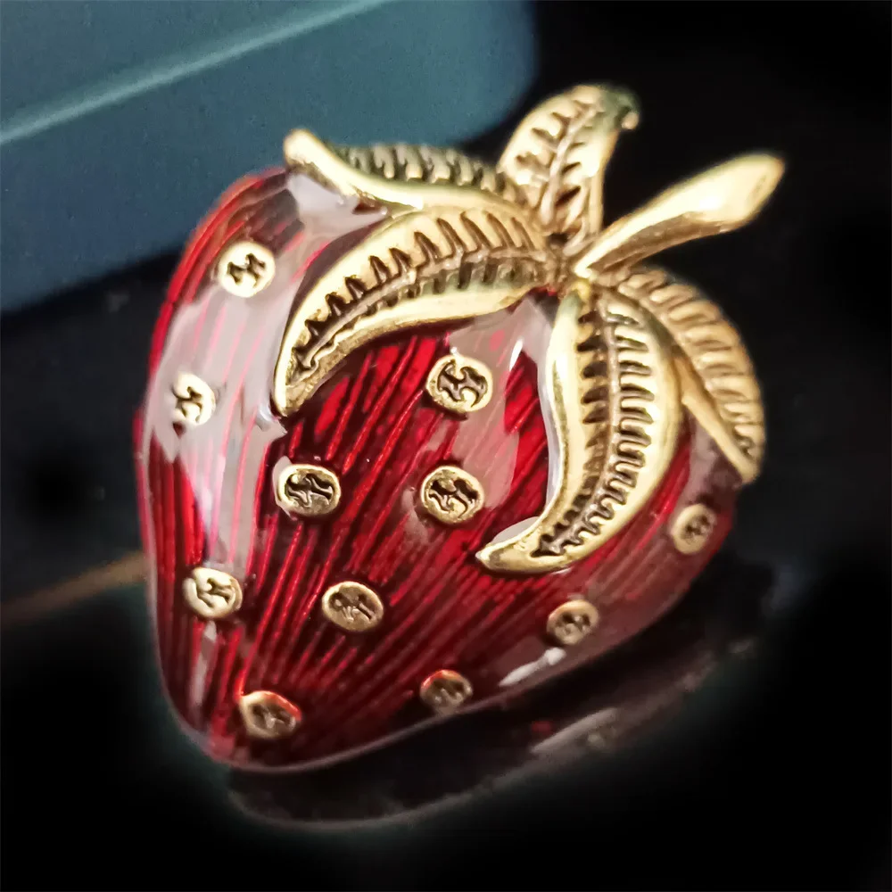 

Fashionable Vintage Enamel Strawberry Brooch Special Craft Plant Fruit Corsage Blazer Accessories Boutique Gift