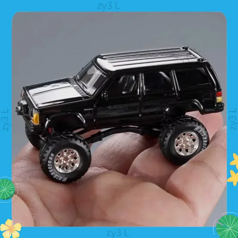 Tuoyi Xcartoys Alloy 1/64 Cherokee Model Samochodu Zabawka Samochód Terenowy Fluorescencyjny Proszek 186 Biurkowy Modny Kolekcjonerski Ornament Zabawka Prezent