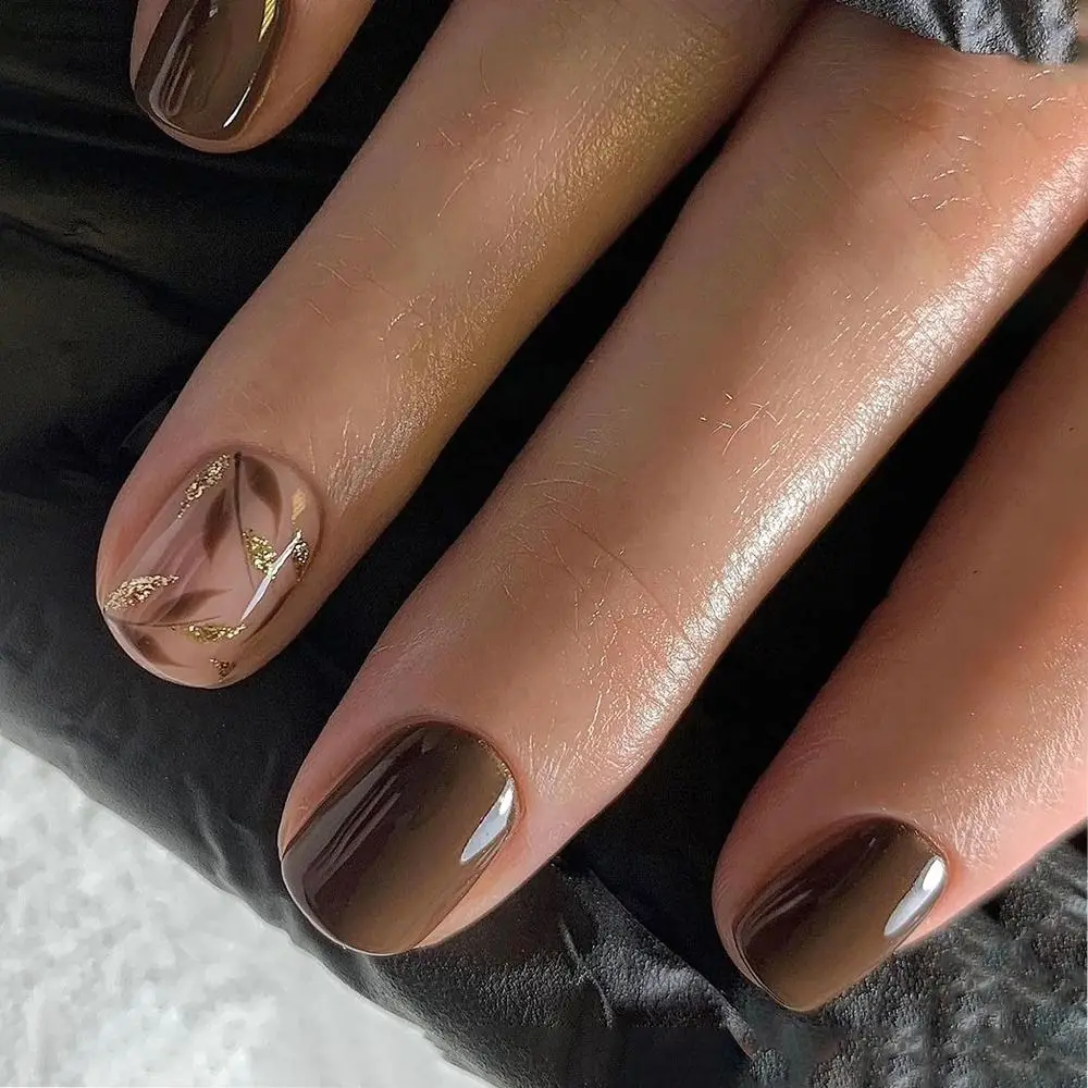 Modne Krótkie Okrągłe Sztuczne Paznokcie Francuskie Proste Sztuczne Paznokcie Pełne Pokrycie Brązowe Liście Końcówki do Salonu