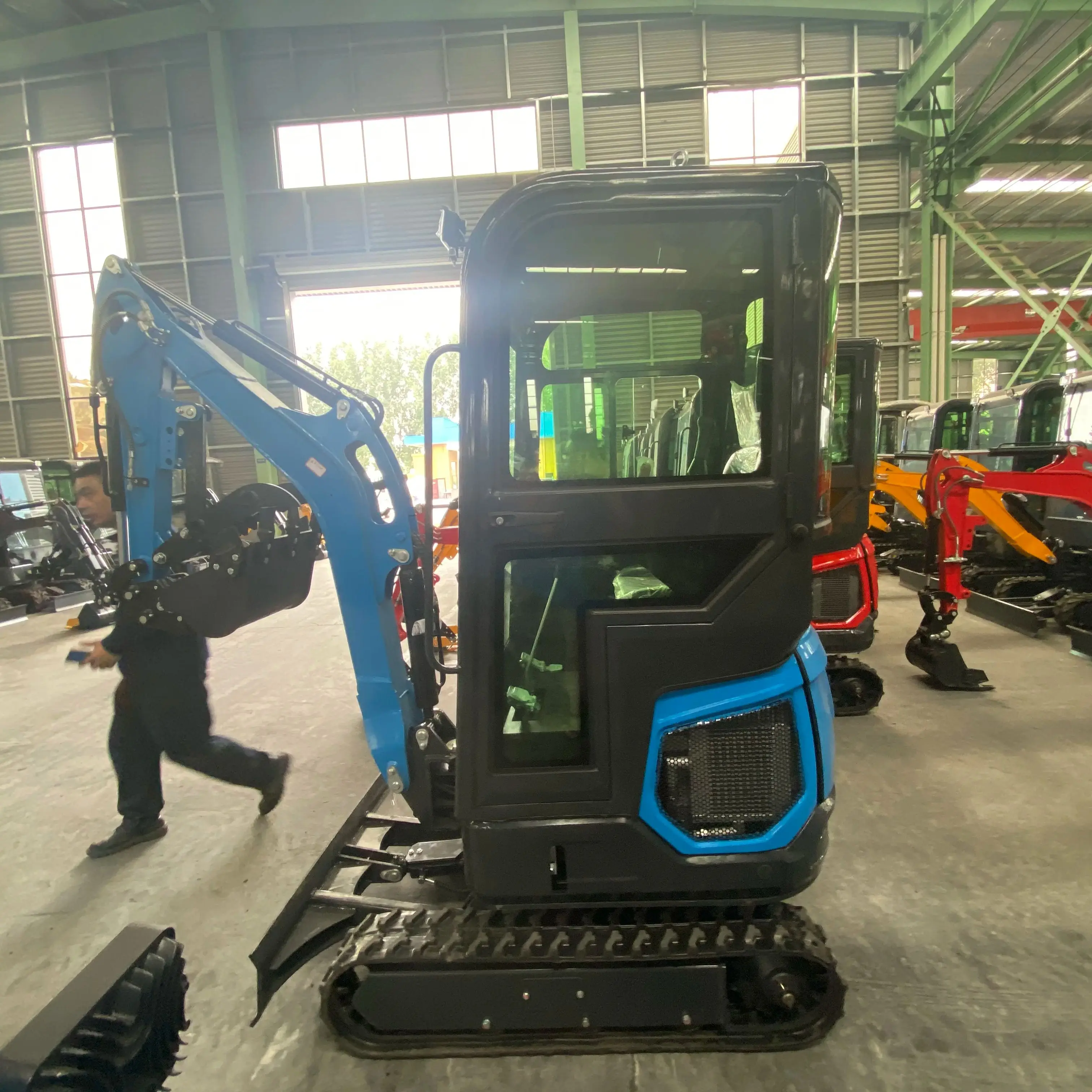 

World renowned engine with strong power large capacity bucket mini tracked excavator for sale