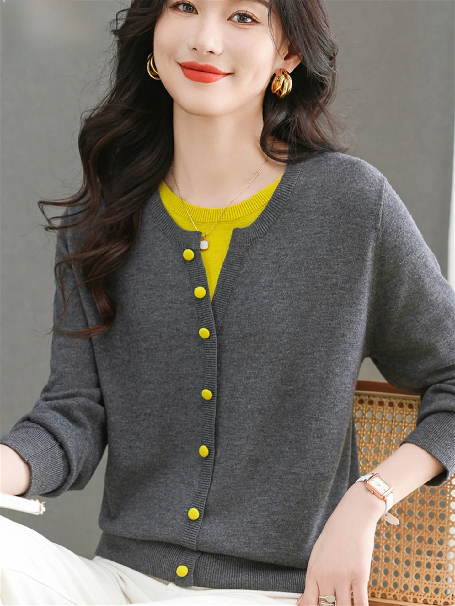 

Молодая мама, весенне-осенний вязаный свитер, шерстяной свободный базовый слой, женский искусственный двухсекционный повседневный круглый свитер Ne