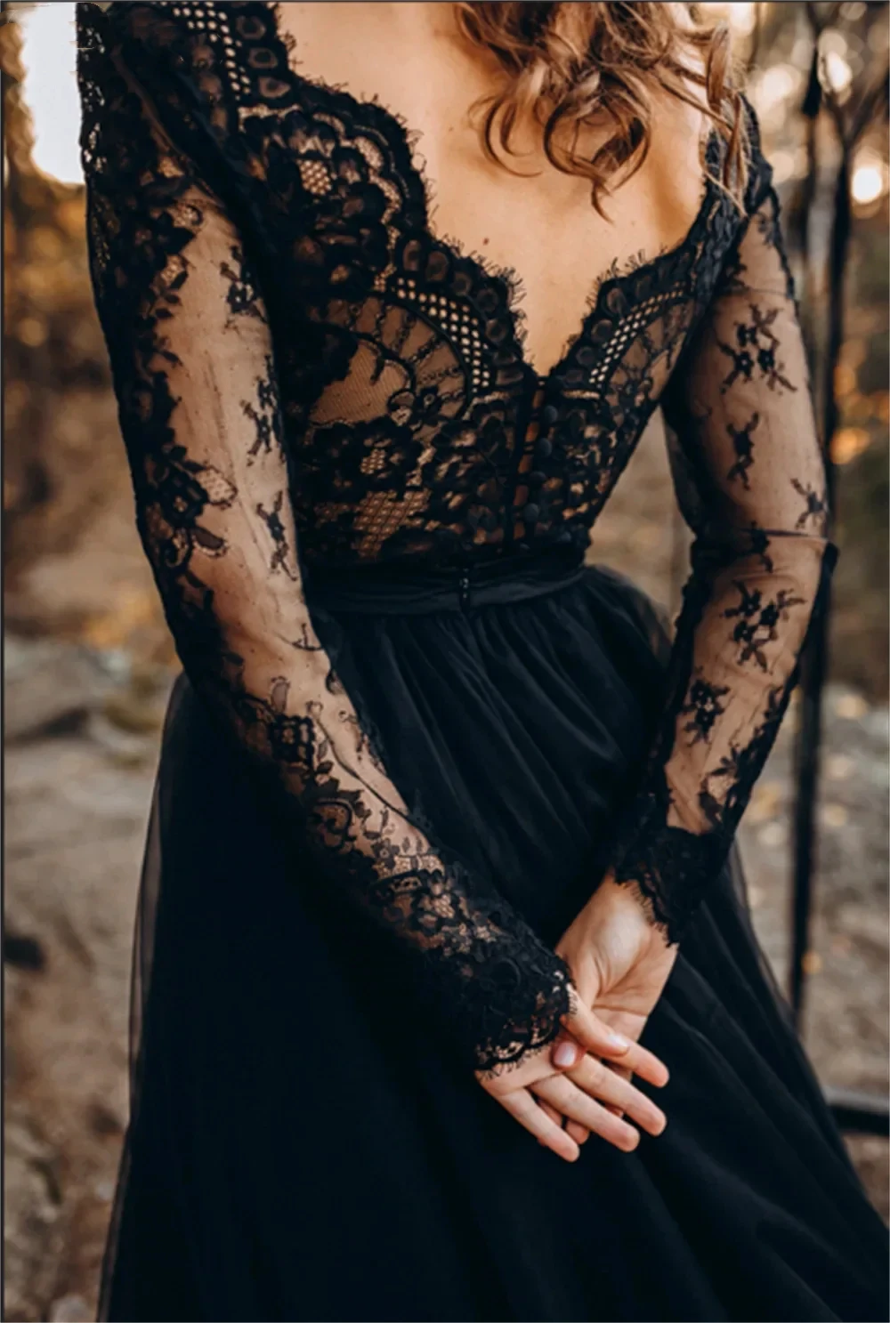 Abiti da sposa neri a maniche lunghe con scollo a v aperto sul retro abito da sposa gotico Vintage per le donne Appliques di pizzo Top a-line abito da sposa