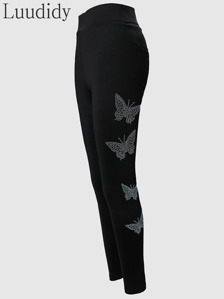 Röhrenhose mit Strass-Schmetterlingsmuster und hoher Taille