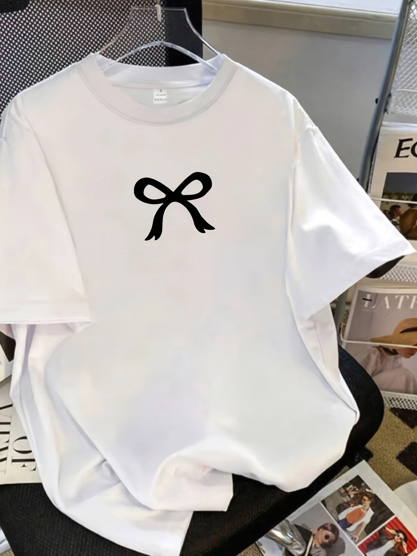 【0084】تيشيرت نسائي بمقاس كبير ورقبة دائرية وأكمام قصيرة مع نصف كم مرن ومطبوعات عصرية