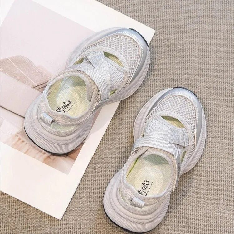 

2025 Новые детские летние сандалии, спортивные, дышащие и легкие, спортивные пляжные туфли для девочек на плоской подошве с противоскользящим покрытием