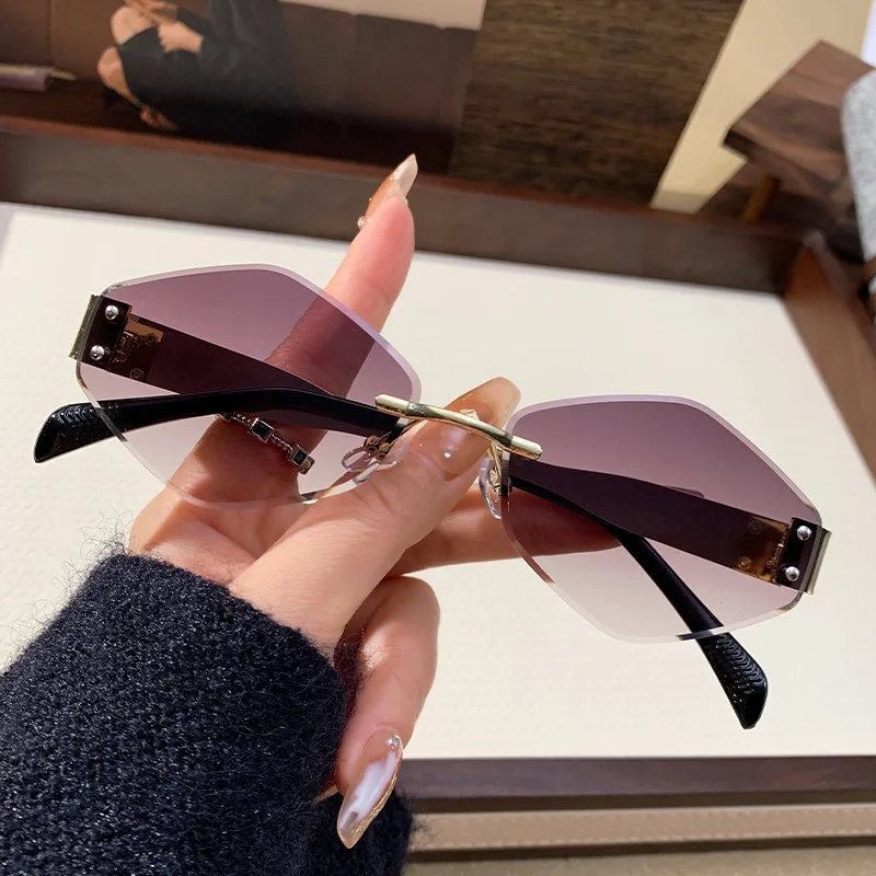 แว่นกันแดดทรงเหลี่ยมสไตล์วินเทจสตีมพังก์สำหรับผู้หญิง กรอบทรงเหลี่ยม ป้องกันรังสียูวี 400 เหมาะสำหรับขับรถ แว่นกันแดดคลาสสิกสุดฮิตปี 2025