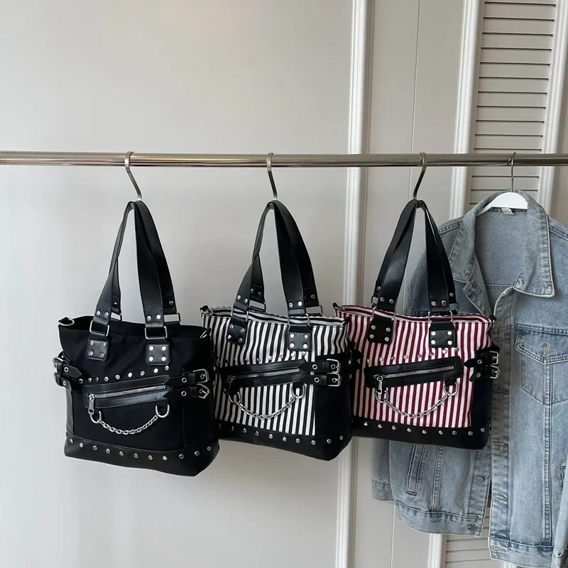 Bolsos de mano de cuero empalmados de alta capacidad de estilo gótico para mujer, diseño Retro con personalidad, bolso de hombro individual con hebilla de cadena