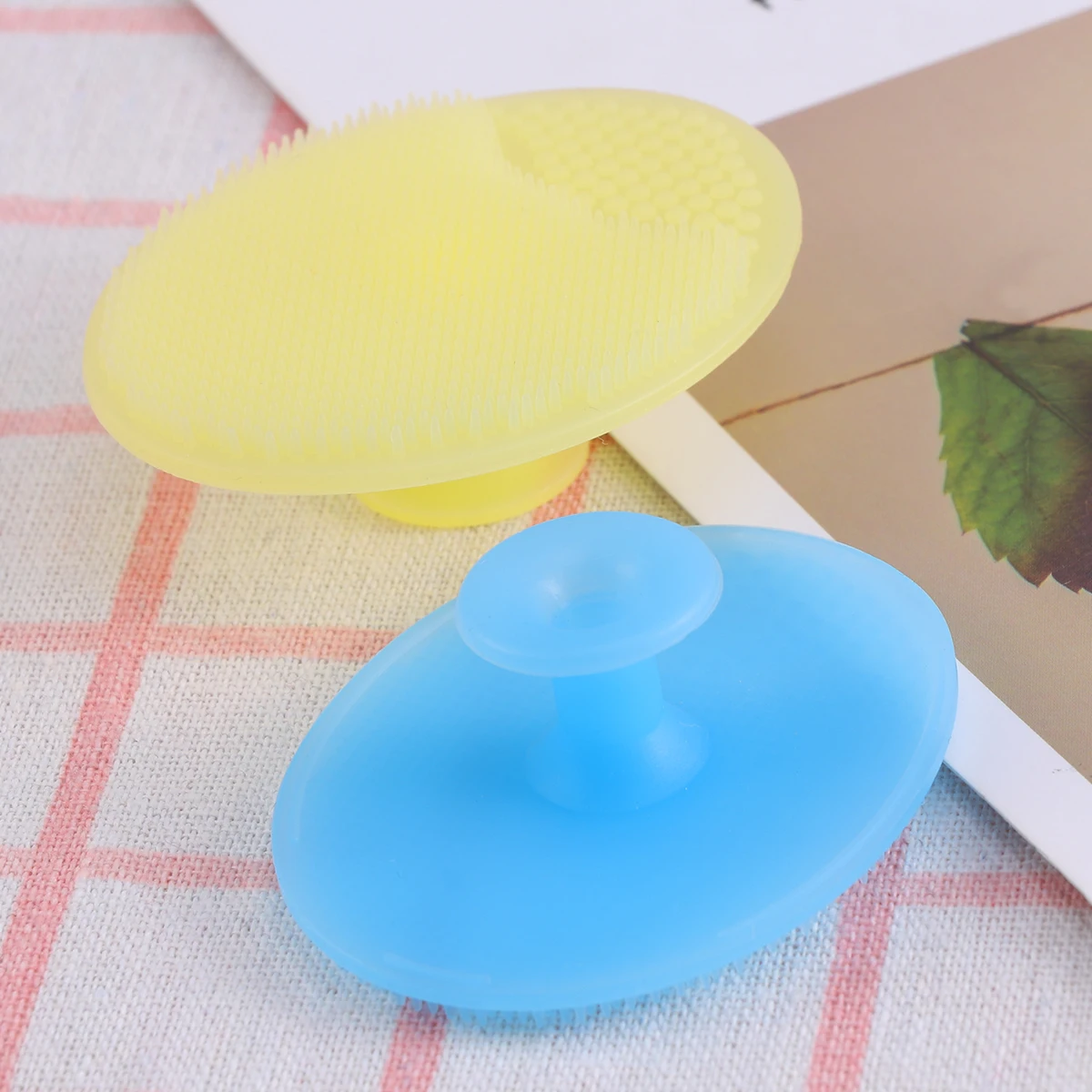 

2pcs Silicone Facial Cleansing Brush Face Massager For Sensitive Skin Non-Slip Handle Stretchy Anti- Body Fruits