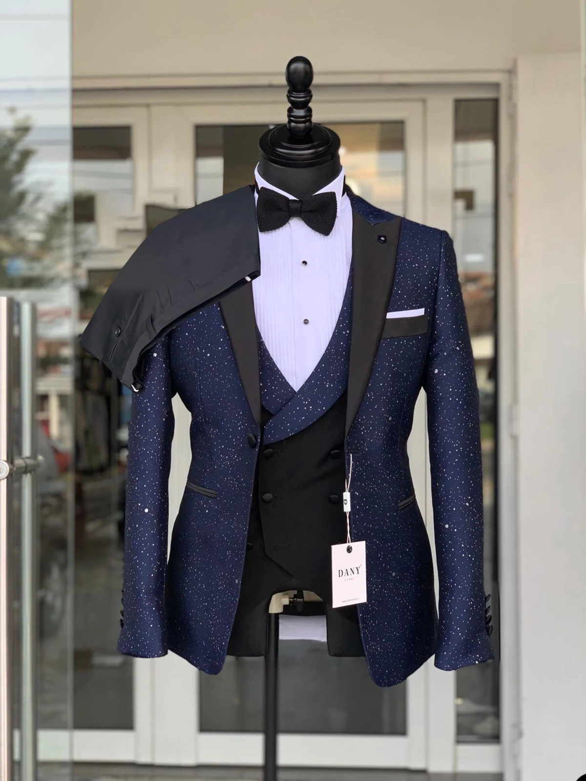 Wedding Tuxedos Men Suits Fashion Silky Shining Fabric Peaked Lapel One Button Pockets Customized Coat Vest Pant Formal Suit