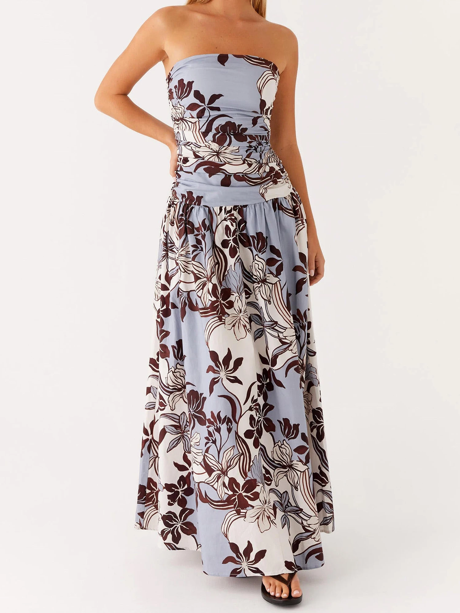 Elegancka sukienka maxi z odkrytymi ramionami, w stylu boho, z kwiatowym wzorem i falbankami, idealna na wiosenne i letnie wydarzenia.