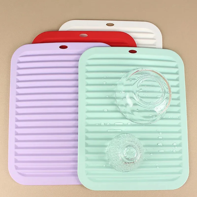 

1pc Silicone wave pattern drain pad for kitchen and household use. Non deformable and heat-resistant drain pad for kitchen tools