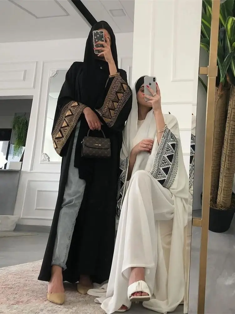 2024 Estate Eid Nero Bianco Ricamo Aperto Modesto Abaya Dubai Kimono Musulmano Abaya Per Le Donne Abiti Caftano Abbigliamento Islamico