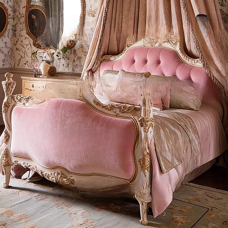 

Двуспальная кровать в главной спальне в винтажной мягкой спинке.