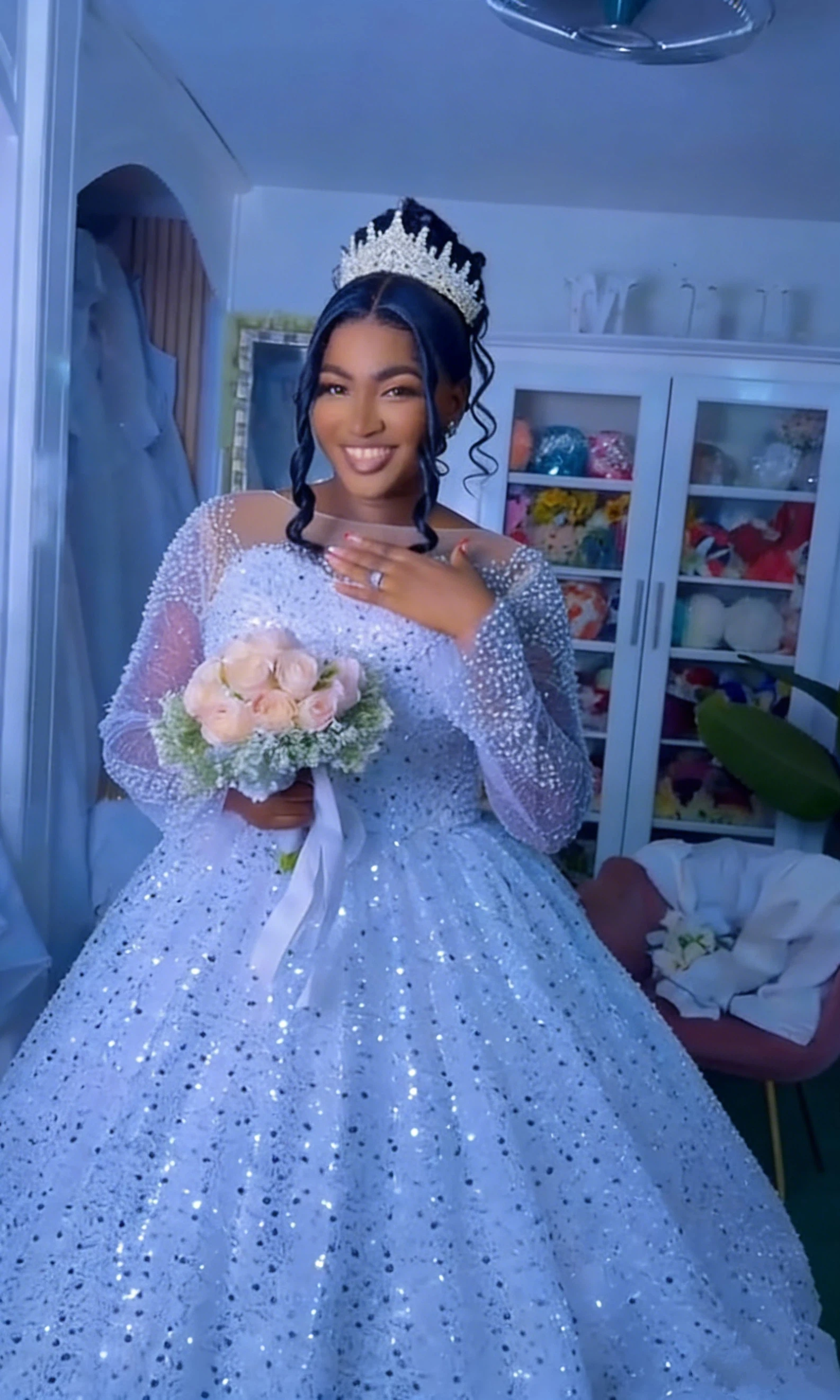 

Luxurious Sparkling Lace Crystal Beads Women's Wedding Dress Sexy Round Neck African Bridal Dress Vestido De Noiva Customized