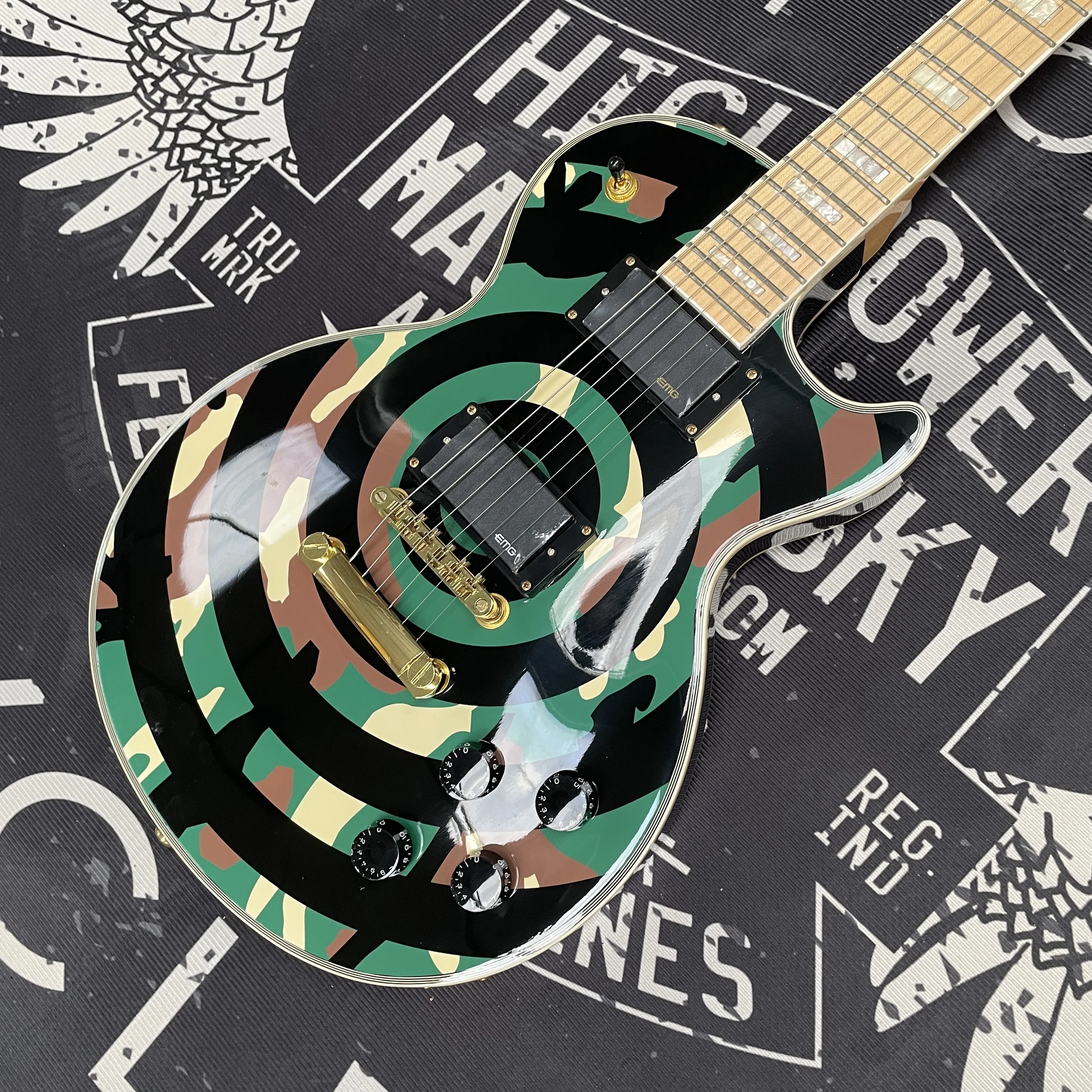 

Камуфляжная электрогитара с кленовым грифом и золотой фурнитурой — это очень узнаваемая модель. Это электрогитара с 22 ладами.