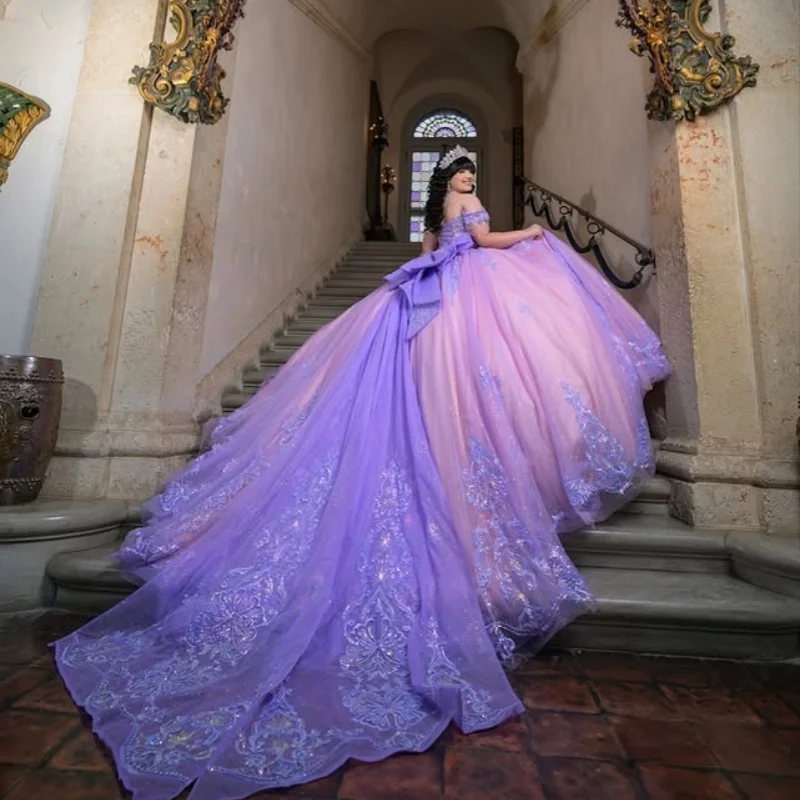 ラベンダーパープルのキンセアニェーラドレス、オフショルダー、グリッターデカール、ロングテール、ビーズ刺繍、ボウ、ベスティドス・デ・15、キンセアニェーラ ﻿ カスタマイズ