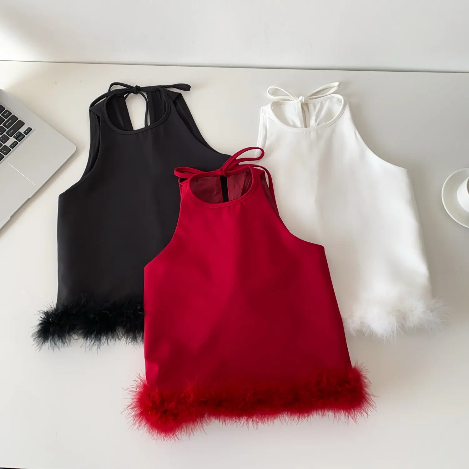 

Женская элегантная блузка Clothland с перьями, без рукавов, с завязками на шее, красно-белый укороченный топ, сексуальная женская шикарная рубашка Blusa WA427