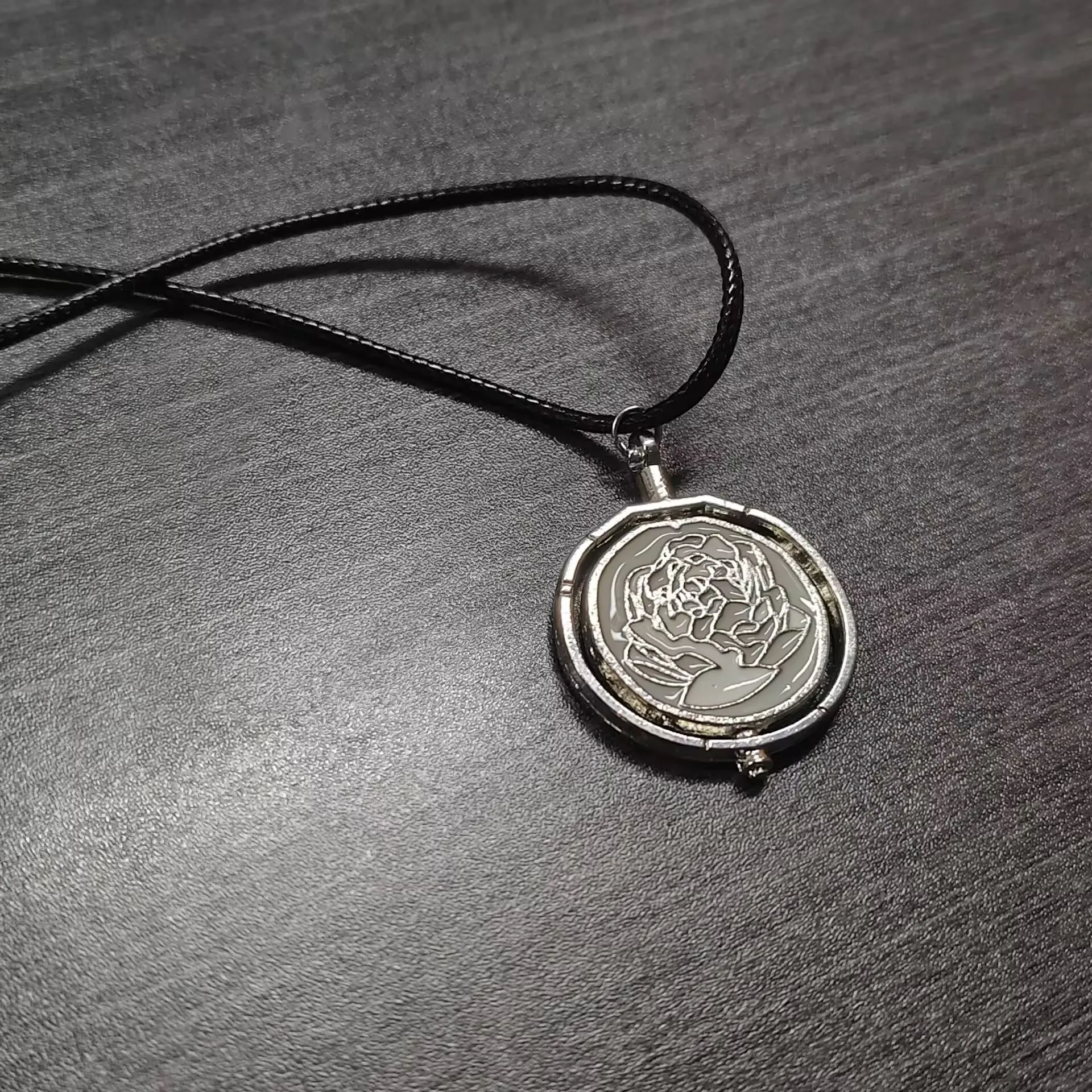 Creativity Anime Game Jinx Blue Rose Rotatable Necklace Anime Game Arcane Pendants Accessories Gifts