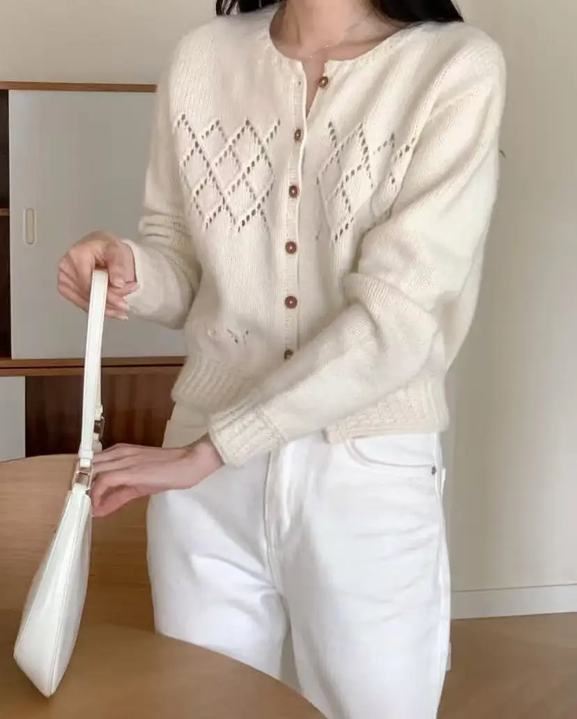 Hochwertiger Strickpullover mit langen Ärmeln, kleinem Duft und modischem Lochmuster. – Detail 7