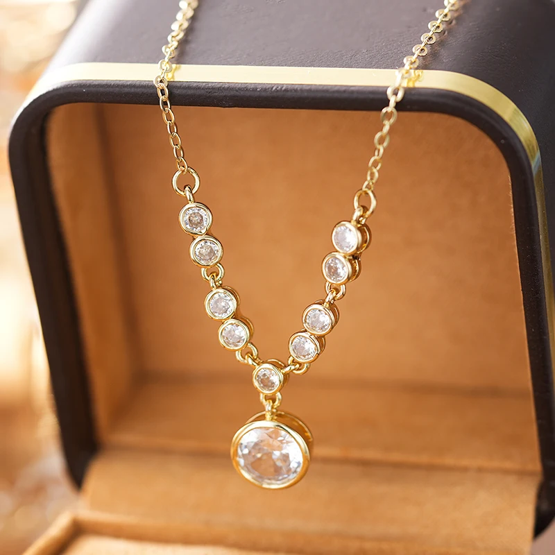 Huitan Luxuriöse goldfarbene Damen-Halskette, moderner Schmuck, modische Anhänger-Halskette für Party, Alltag, zarte Accessoires – Detail 4
