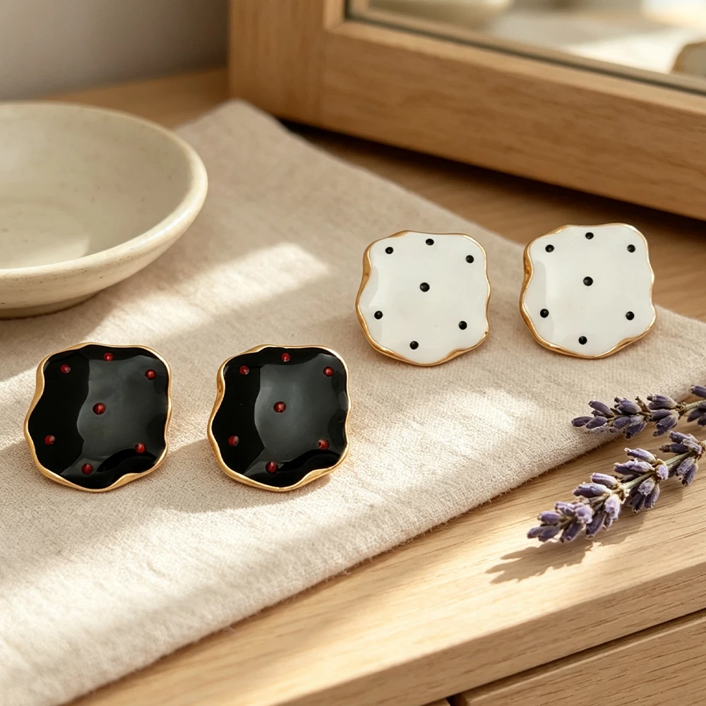 Vintage Irregular Wave-Edge Polka Dot Earrings, Black and White Contrast Oil-Drip Earrings, French-Style Minimalist Accessories