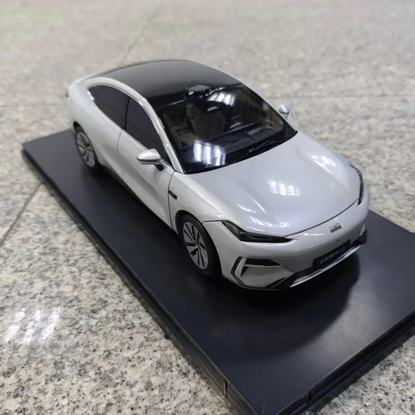 Geely Galaxy E8 Desktop Decoration,EX5 Die-cast Alloy Micromodel，Metal Car Model,Adult Gift,silver white,1:18