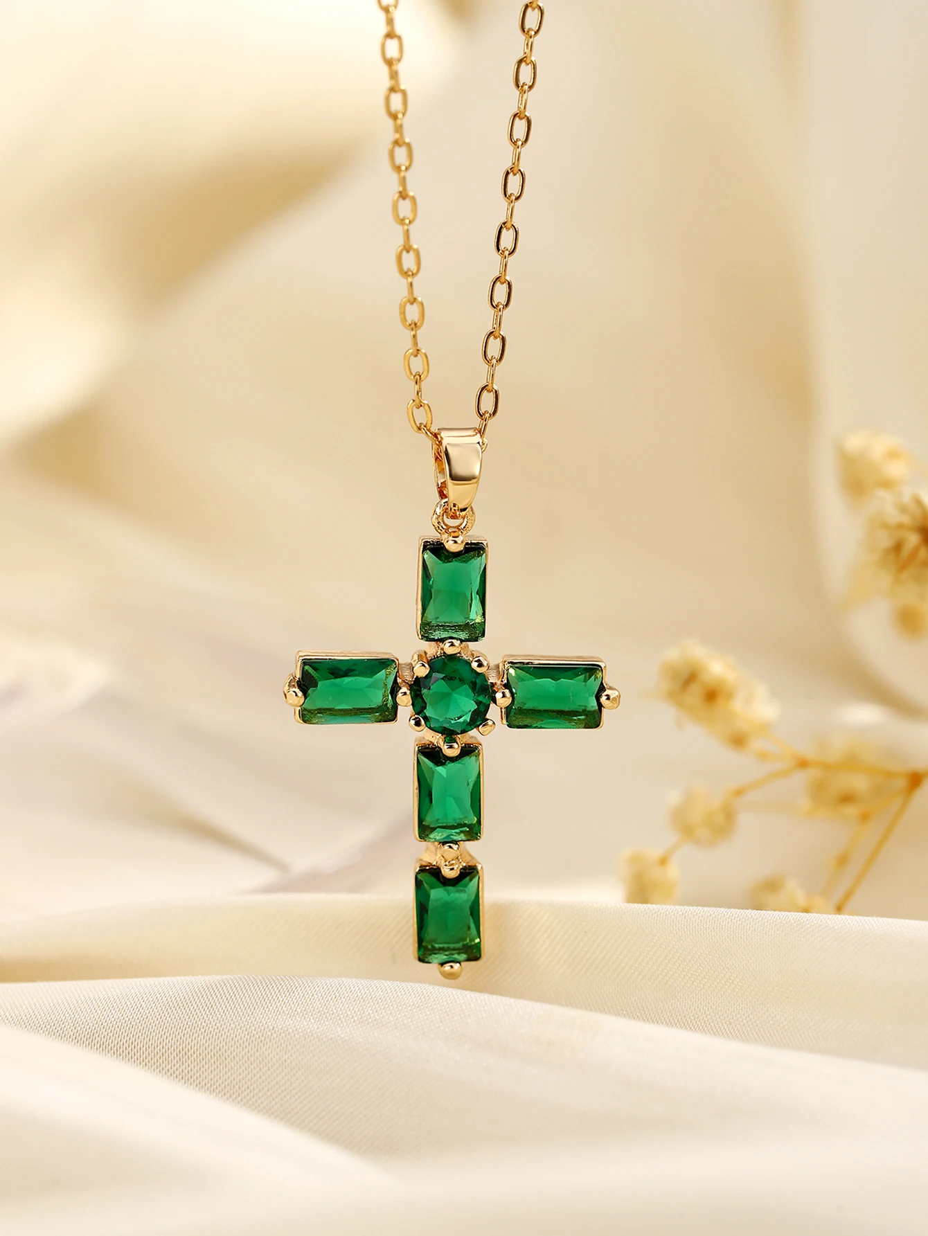 Full zirconium copper inlaid emerald synthetic zircon light luxury temperament classic pendant cross clavicle chain