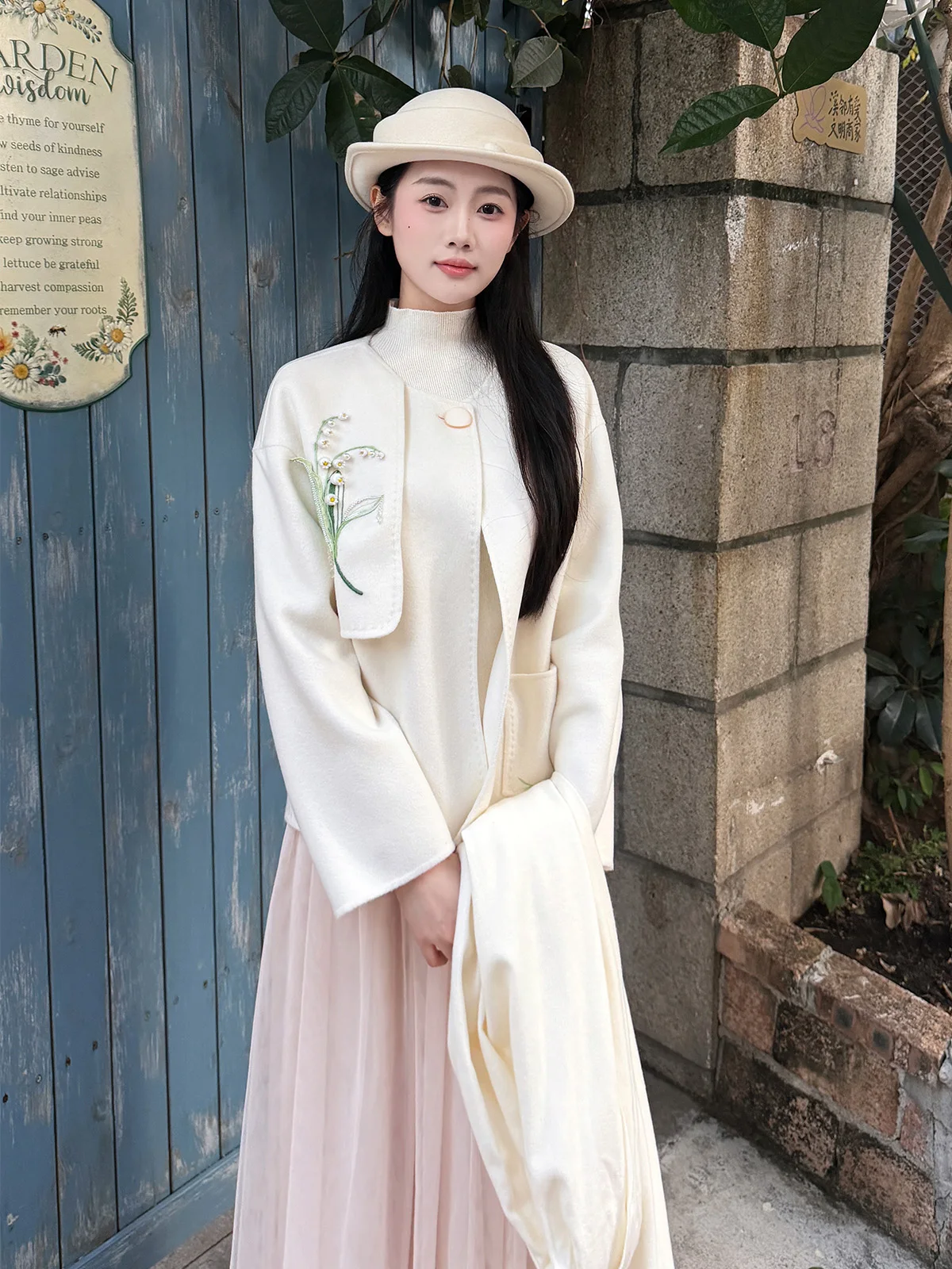 

Новая китайская ручная вышивка, пальто-камея с цветочным узором, женское, белое, класса люкс, маленький размер, шерстяной топ GARDEN in CLOSET