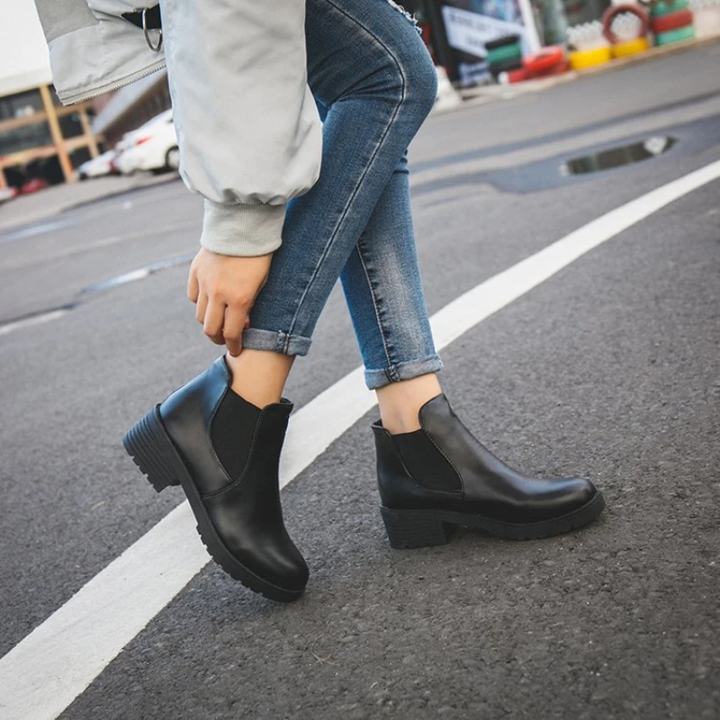 Botas cortas de tacón bajo para mujer, zapatos pequeños de cuero con punta redonda, a la moda, para primavera y otoño, novedad de 2022