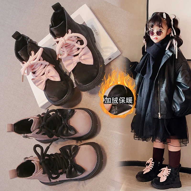 

2025 зимние новые детские ботинки для девочек, модные универсальные короткие ботинки в корейском стиле с милым галстуком-бабочкой на мягкой подошве, нескользящие универсальные короткие ботинки