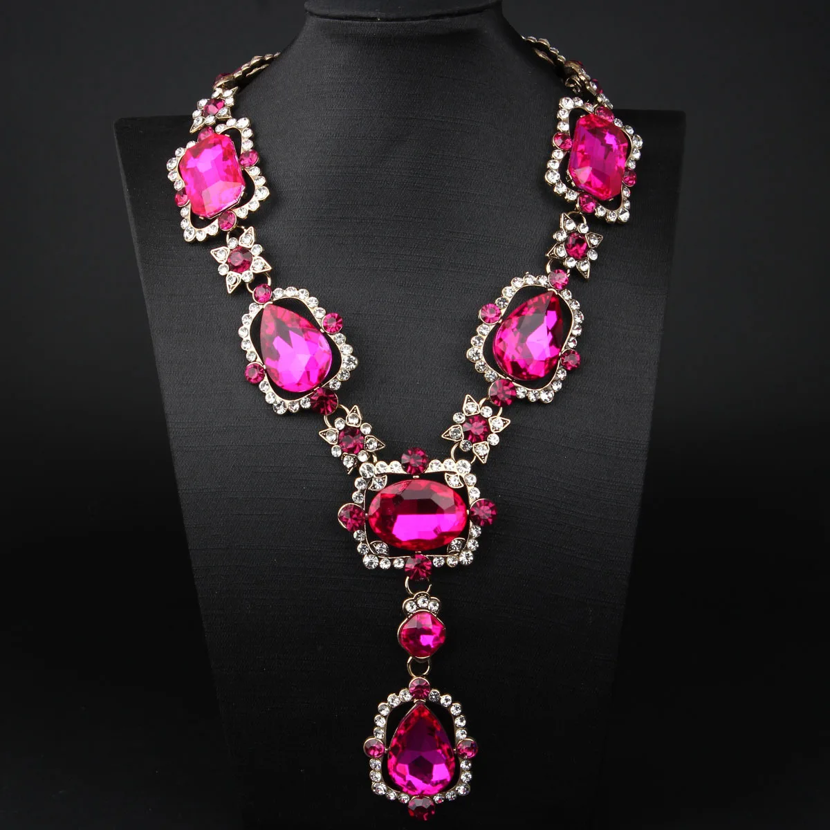 High-end luxury crystal alloy necklaces designed for women and paired with large rhinestone sparkling wedding party jewelrygifts