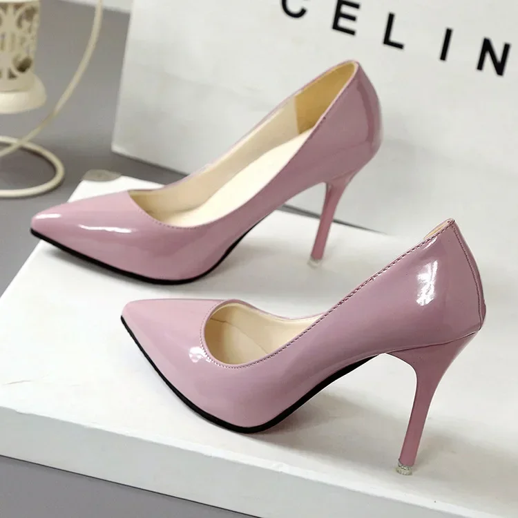 Spitze Pumps aus Lackleder für Damen, Rote Hochzeitsschuhe mit 8 cm Hohem Absatz, Elegante Brautschuhe – Detail 3