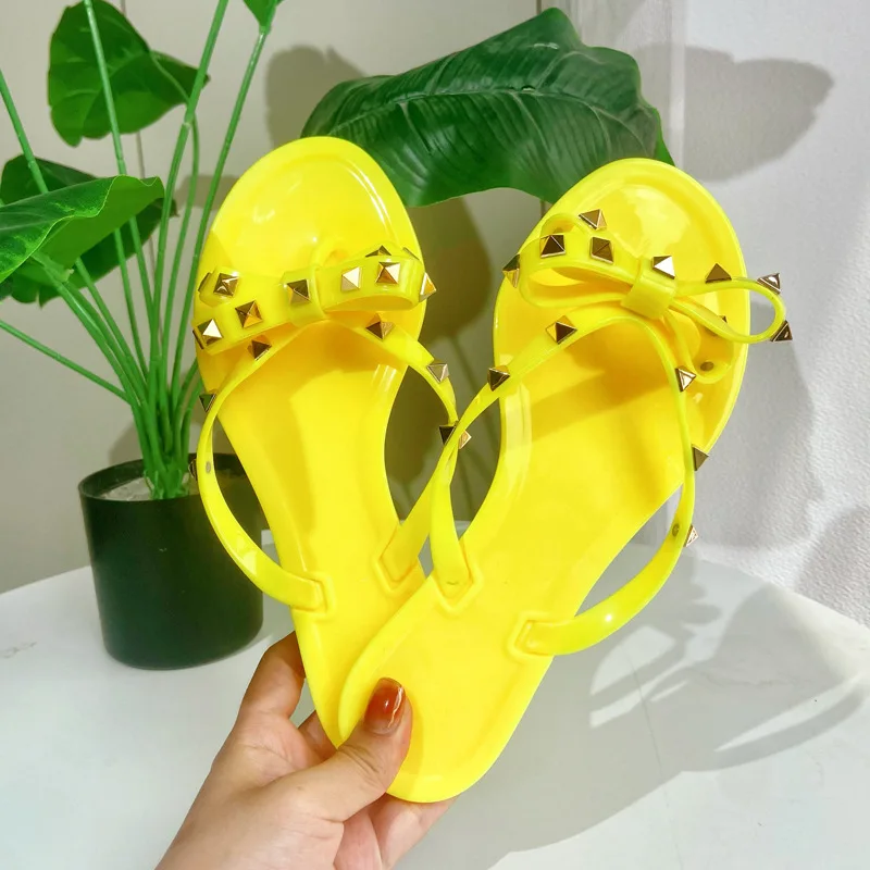 Chanclas remachadas para mujer, sandalias de verano, zapatos de gelatina, zapatillas de fondo plano, zapatillas informales de verano con remaches,